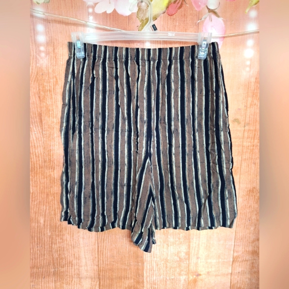 SIZE XL STRIPED SHORTS